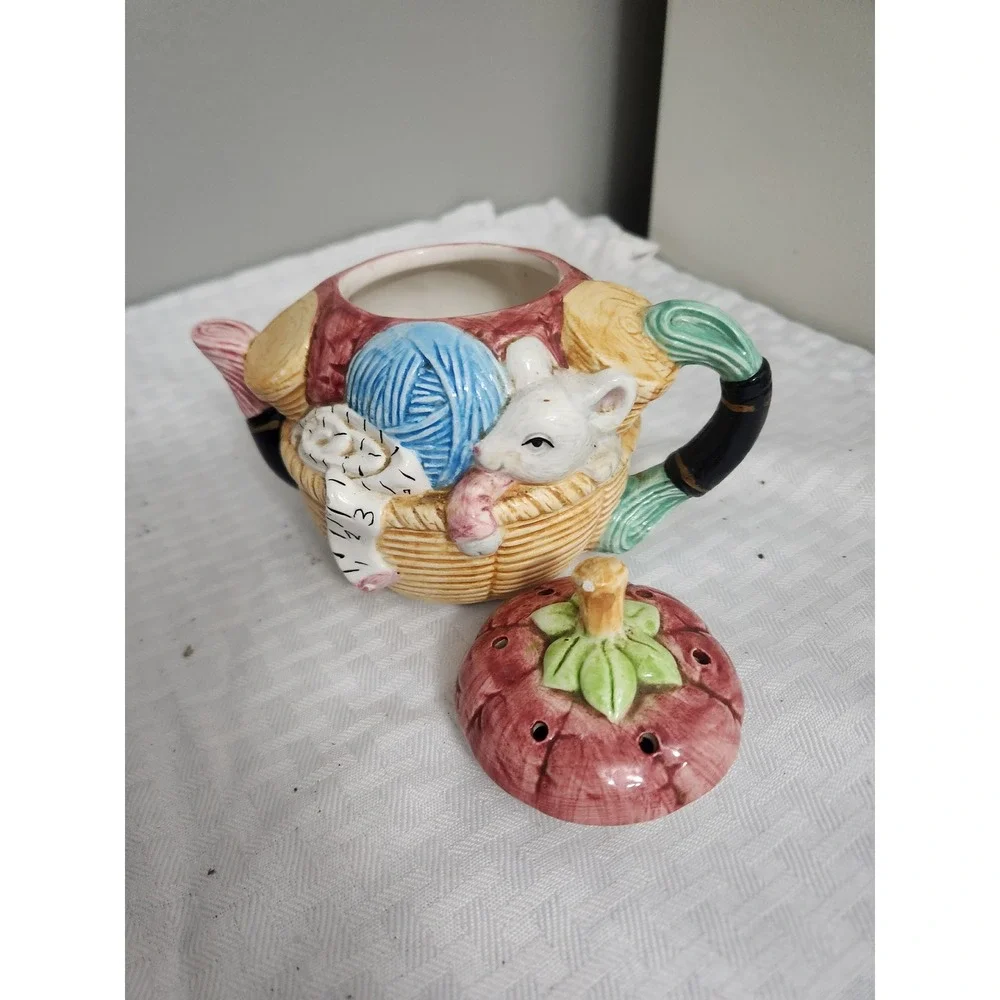 Vintage Sewing Basket Ceramic Teapot Mouse Yarn Pincushion Novelty Tea Pot